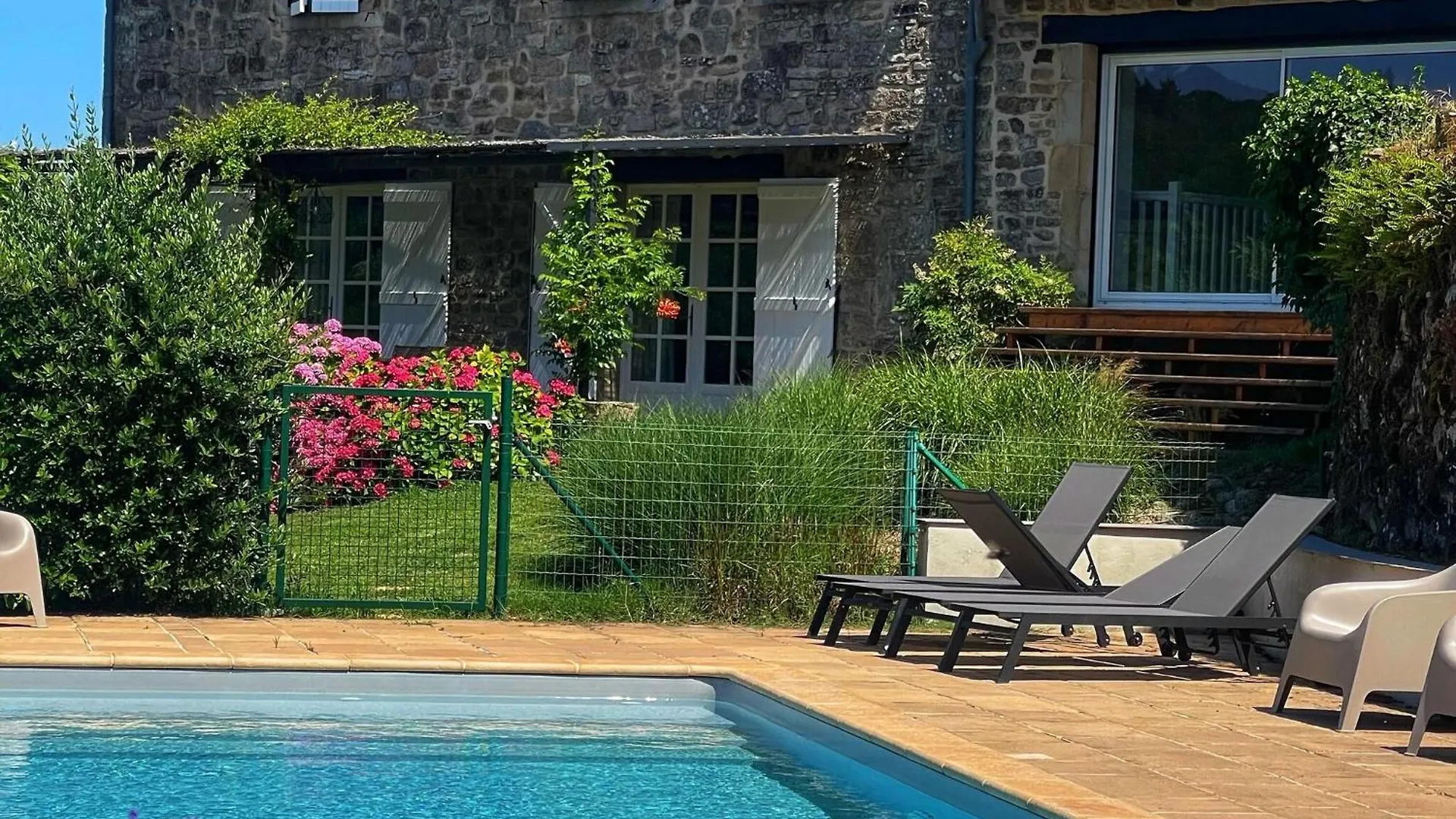 Superb Holiday Home With Private Pool Saint-Beauzile